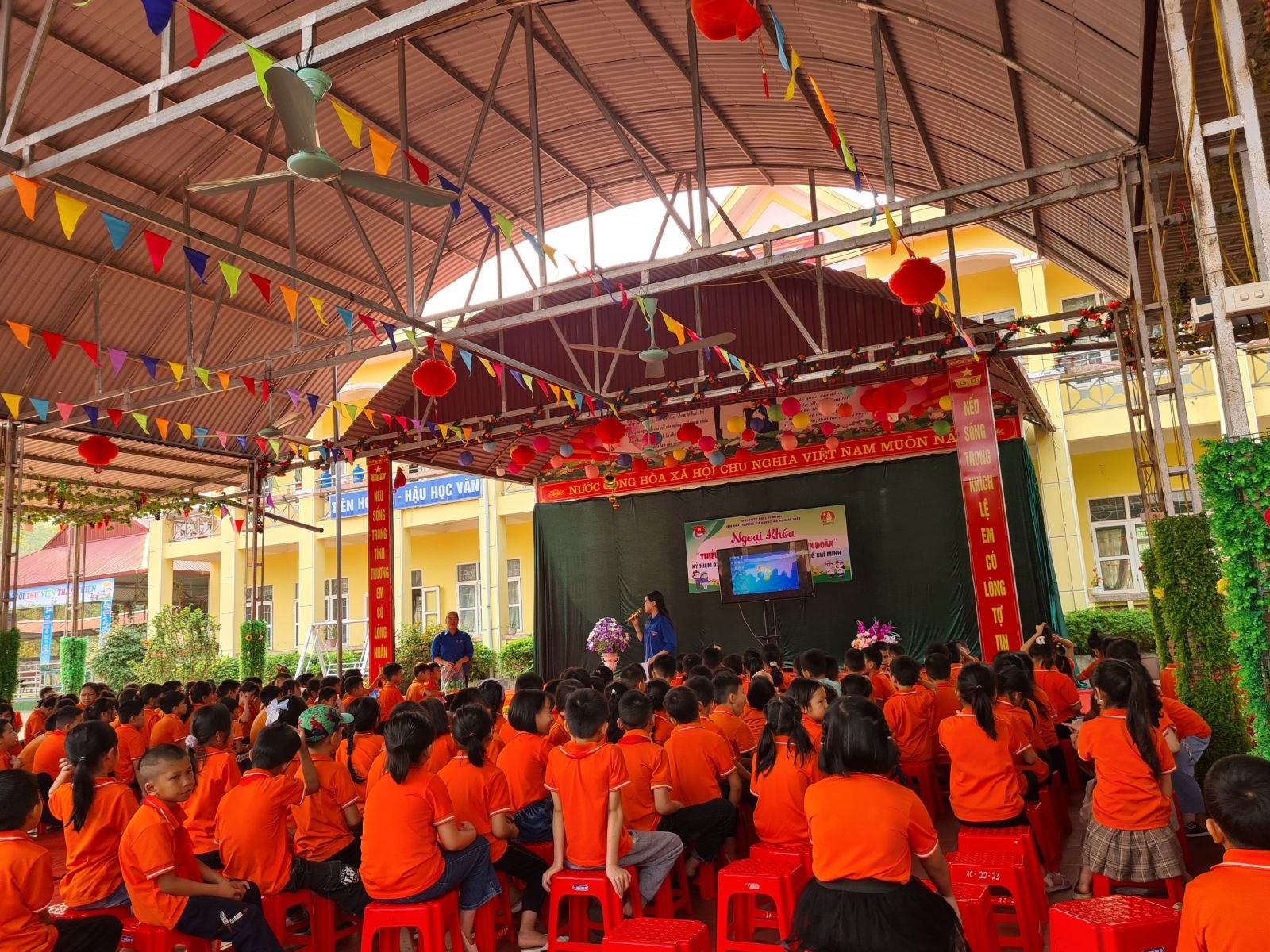 Cô Chu Kim Hoa – Bí thư Đoàn Ôn lại truyền thống ngày thành lập Đoàn TNCS Hồ Chí Minh